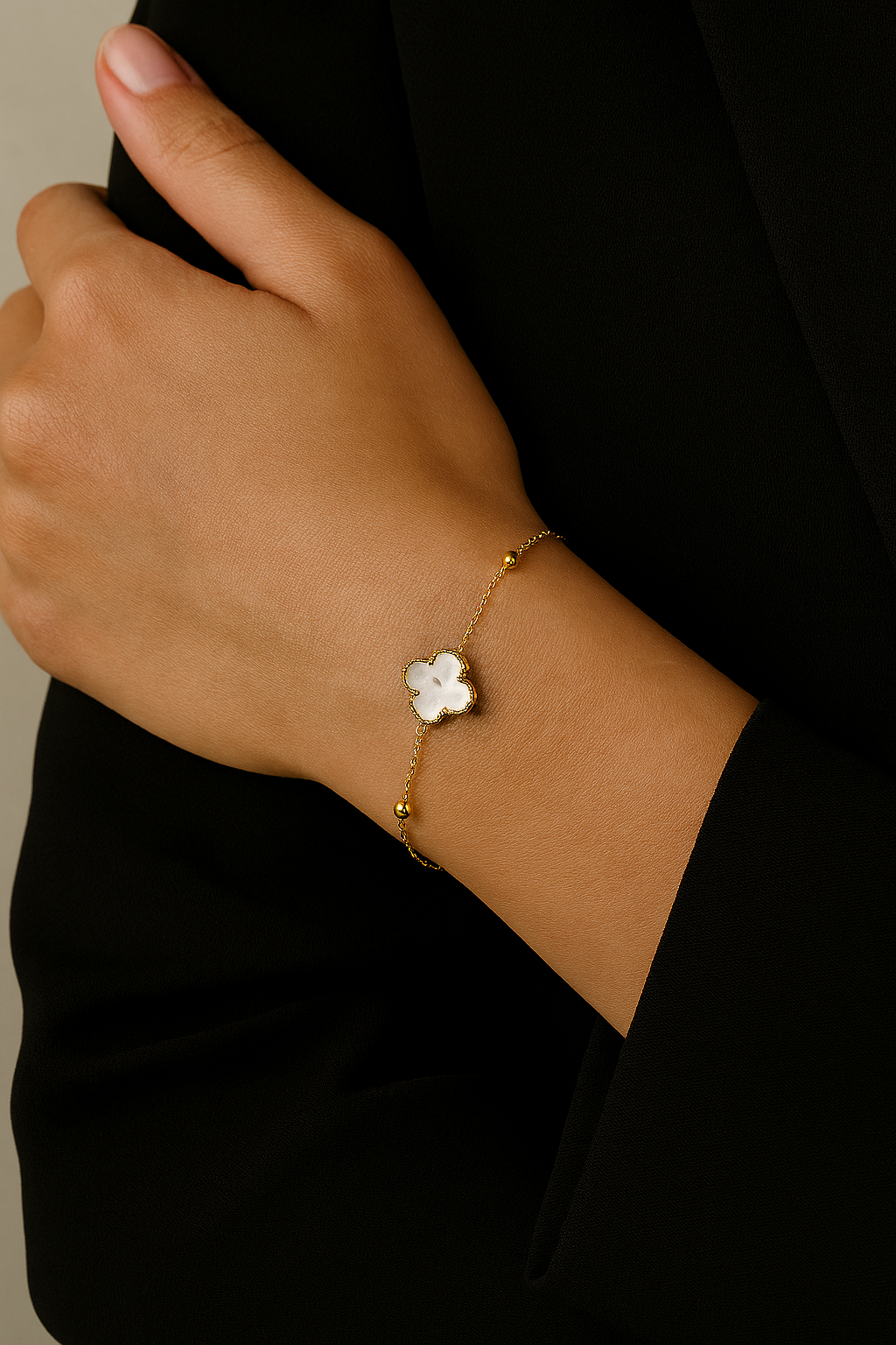 White "Flowers" Bracelet – 18K Gold-Plated Stainless Steel, Hypoallergenic, Waterproof, Tarnish-Free, 16.5+5 cm Adjustable